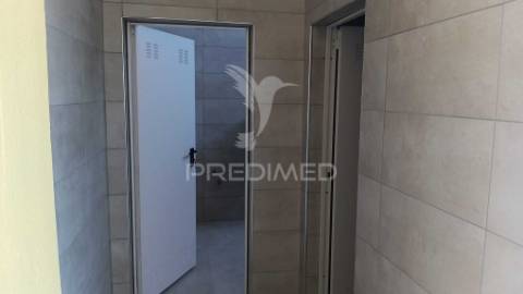 Armazém com área 2550m2 junto ao aeroporto lisboa