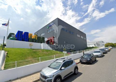 Venda de armazém com logradouro privado 1000m2 loures