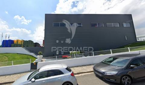 Venda de armazém com logradouro privado 1000m2 loures