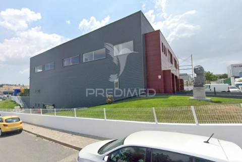 Venda de armazém com logradouro privado 1000m2 loures