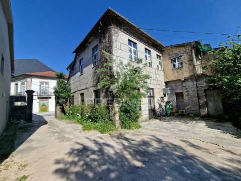 Moradia t4 localizada na vila das taipas, guimarães.