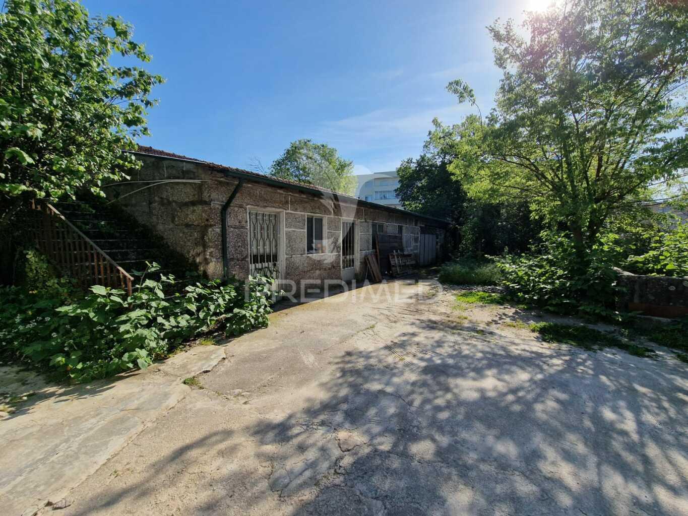 Moradia t4 localizada na vila das taipas, guimarães.