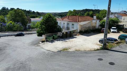 Terreno urbano no centro da vila de pernes / santarém