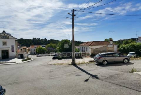 Terreno urbano no centro da vila de pernes / santarém