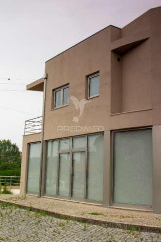 Descubra este prédio versátil em lordelo, paredes!