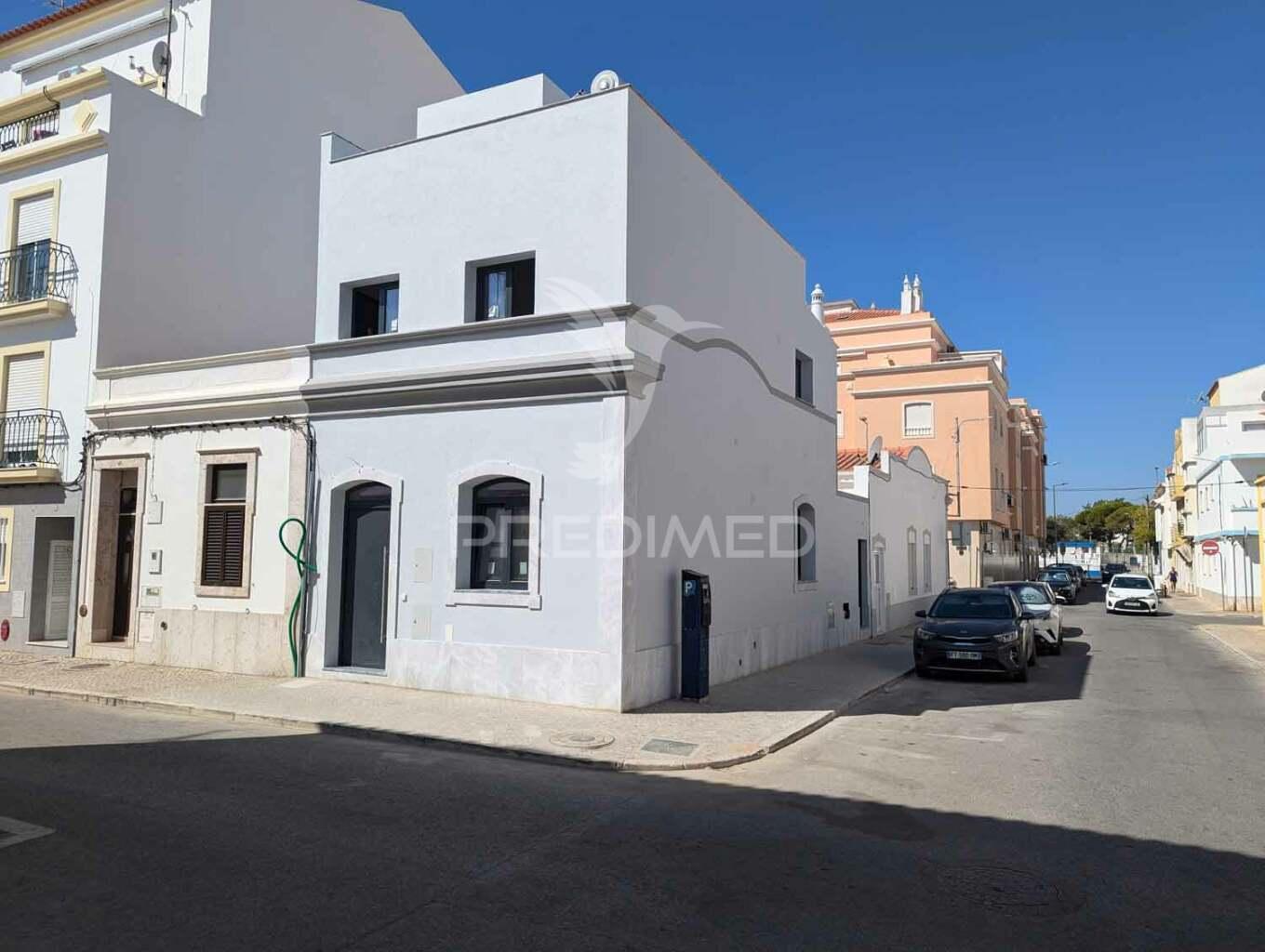 Moradia t2 nova, central, em vila real de santo antónio