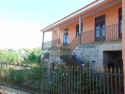 Casa centenária no alto douro vinhateiro
