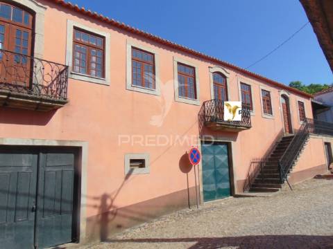 Casa centenária no alto douro vinhateiro