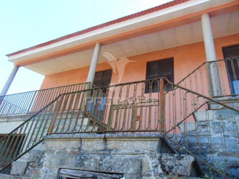 Casa centenária no alto douro vinhateiro