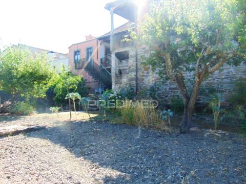 Casa centenária no alto douro vinhateiro