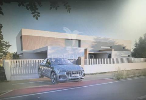 Moradia de luxo com projeto aprovado em fátima