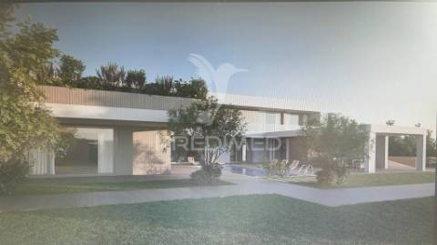 Moradia de luxo com projeto aprovado em fátima