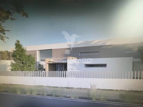 Moradia de luxo com projeto aprovado em fátima