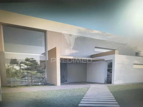 Moradia de luxo com projeto aprovado em fátima