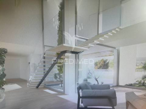 Moradia de luxo com projeto aprovado em fátima