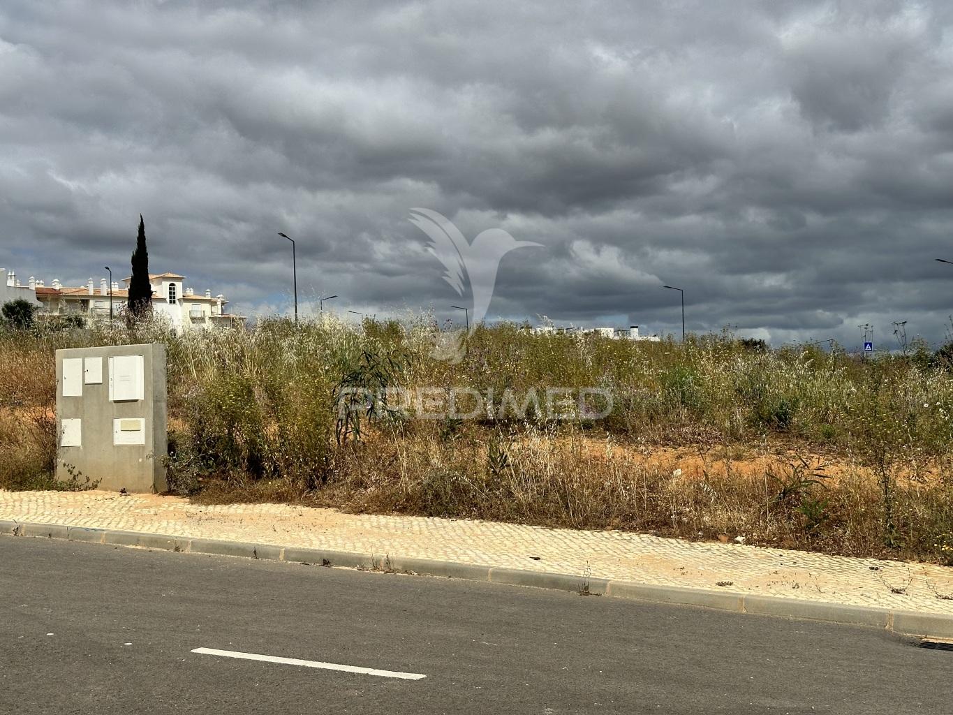Lote de terreno para construção de moradia c/piscina a 2km da praia