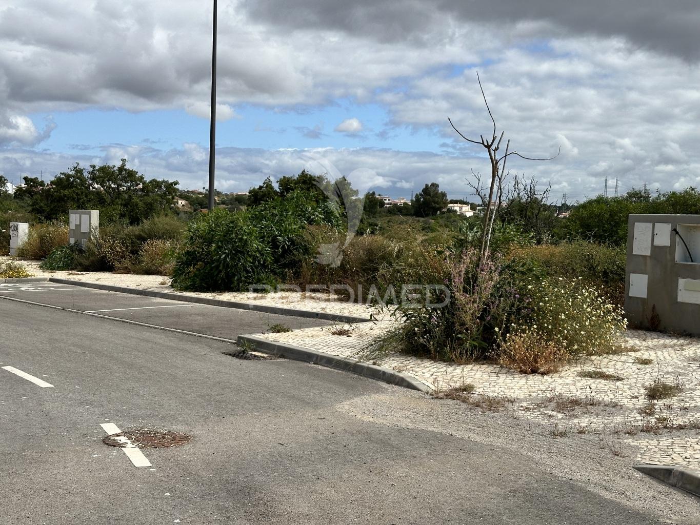Lote de terreno para construção de moradia c/piscina a 2km da praia