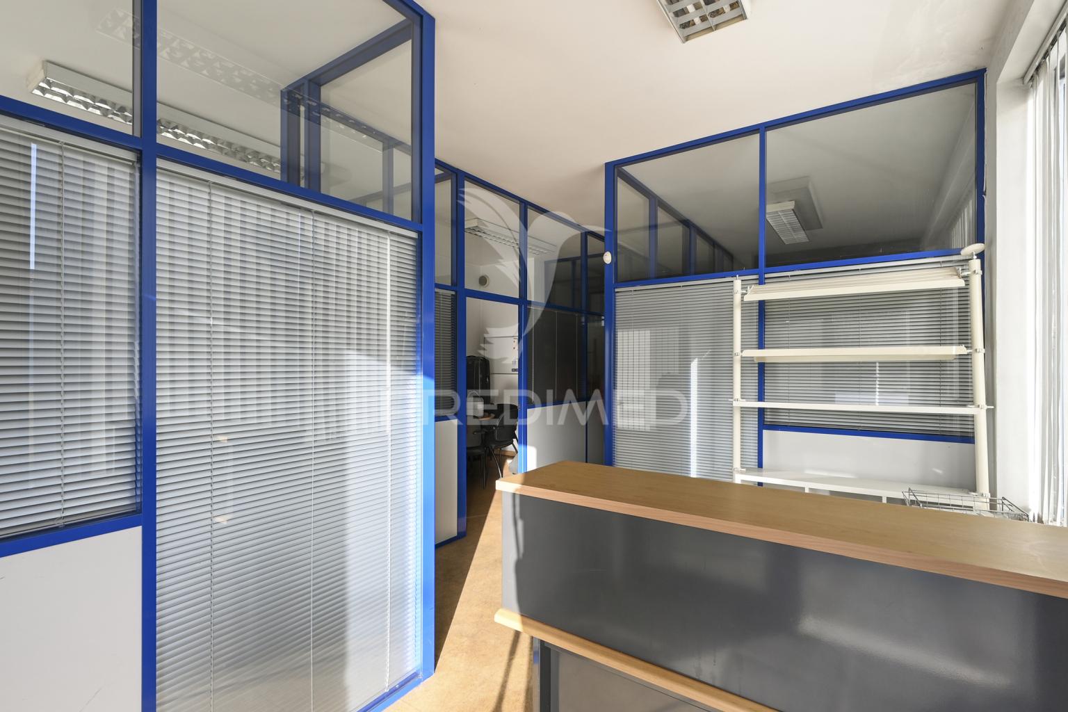 Loja com lugar de garagem, com afetação a habitação.