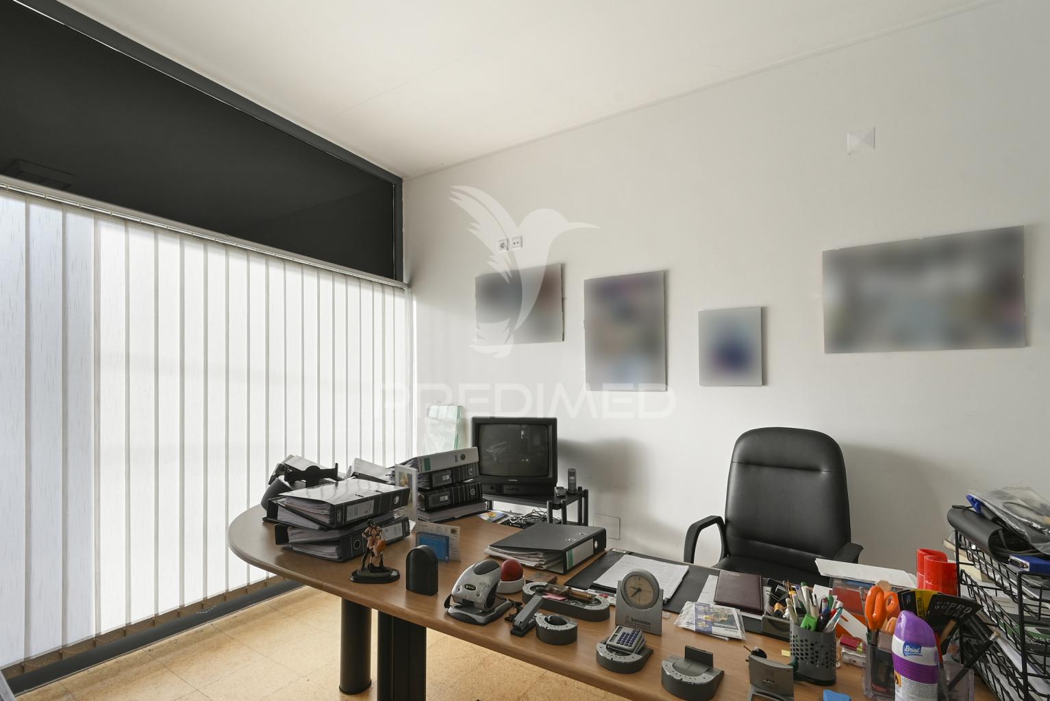 Loja com lugar de garagem, com afetação a habitação.