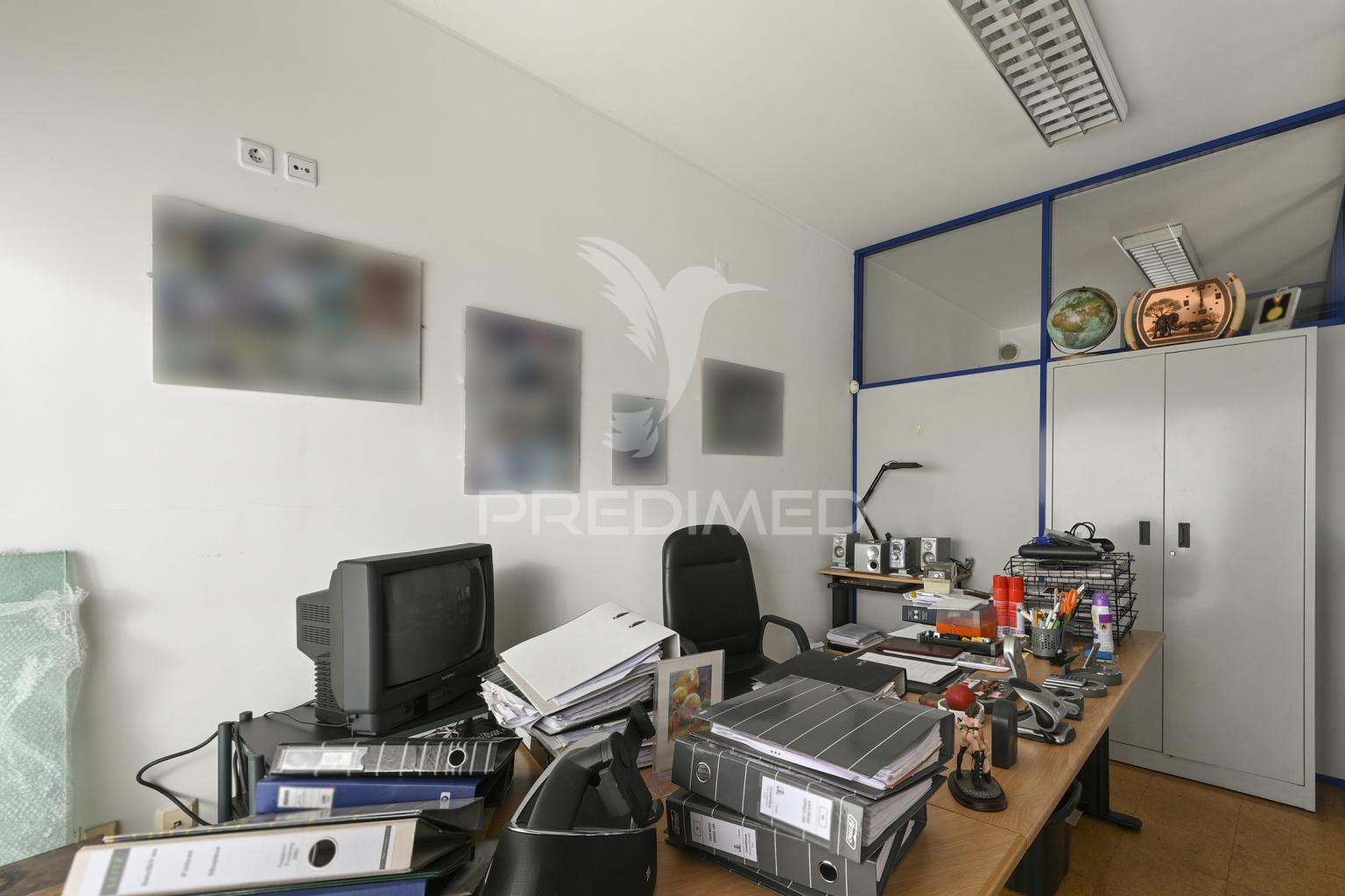 Loja com lugar de garagem, com afetação a habitação.