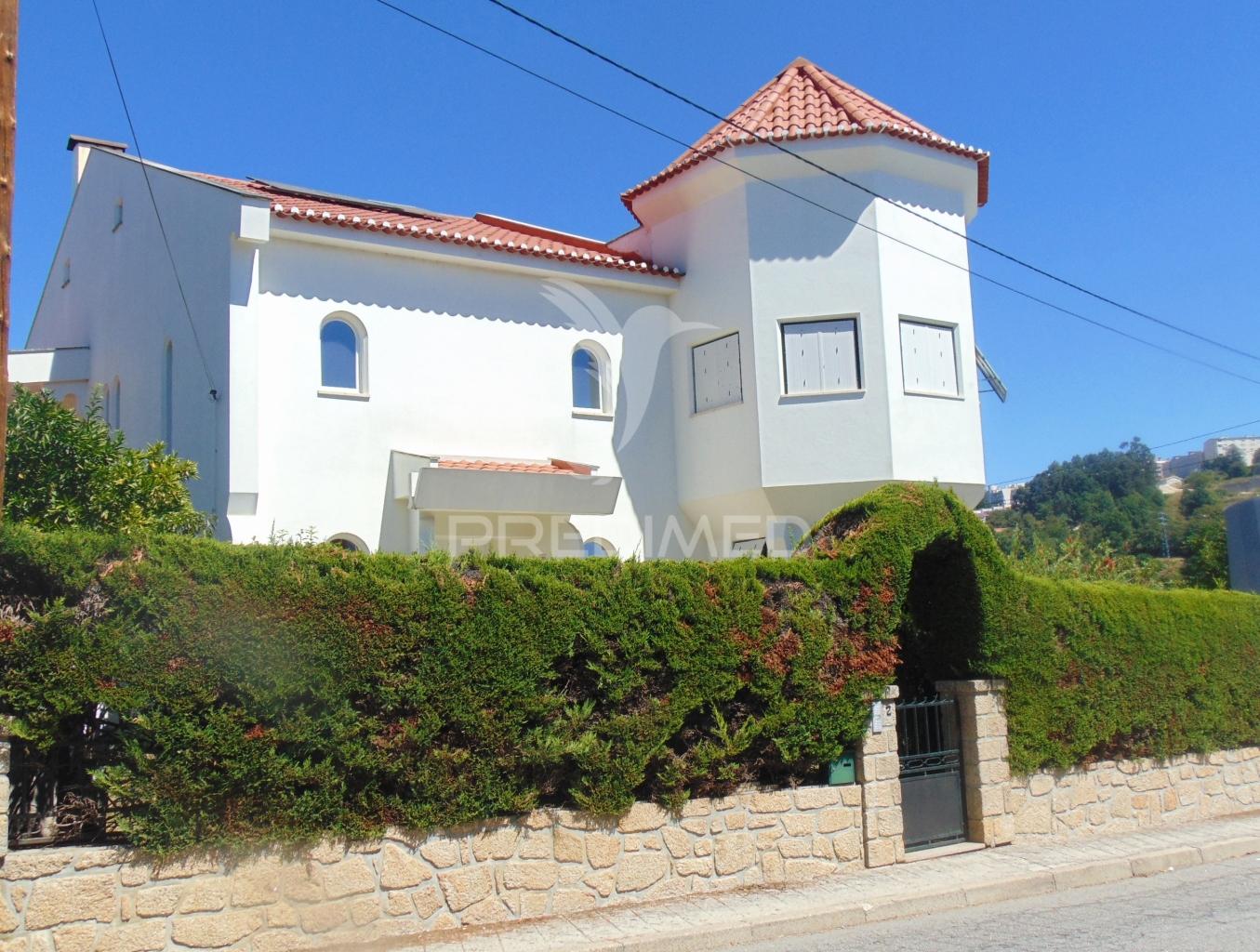 Vivenda c/ jardim junto ao hospital de lordelo - vila real