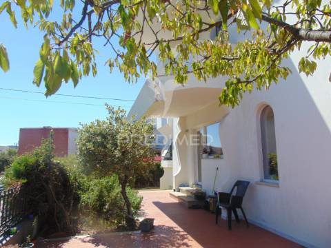 Vivenda c/ jardim junto ao hospital de lordelo - vila real