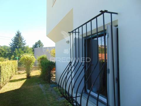 Vivenda c/ jardim junto ao hospital de lordelo - vila real