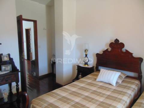 Vivenda c/ jardim junto ao hospital de lordelo - vila real