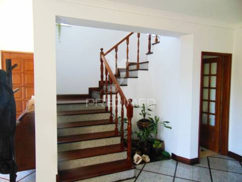 Vivenda c/ jardim junto ao hospital de lordelo - vila real