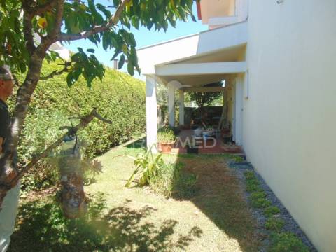 Vivenda c/ jardim junto ao hospital de lordelo - vila real