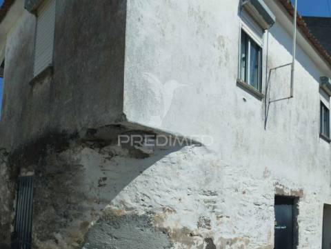 Moradia e terreno lugar do pinheiro / loureiro