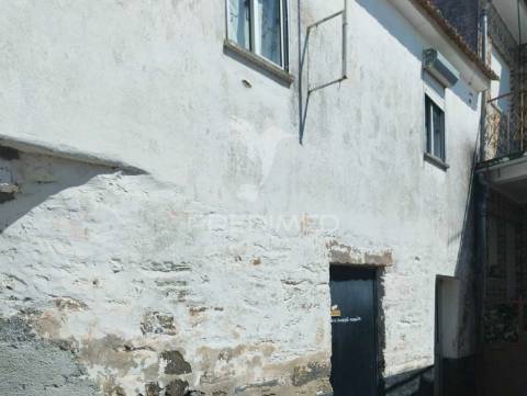 Moradia e terreno lugar do pinheiro / loureiro