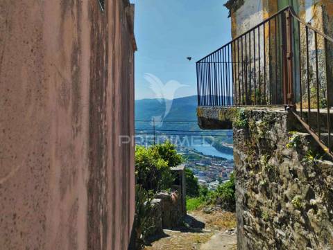 Moradia e terreno lugar do pinheiro / loureiro