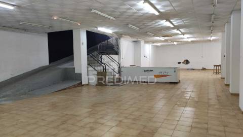 Hiper loja, centro almada, arrendada ( investimento )