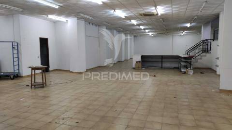 Hiper loja, centro almada, arrendada ( investimento )