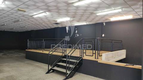 Hiper loja, centro almada, arrendada ( investimento )