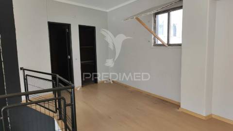 Hiper loja, centro almada, arrendada ( investimento )