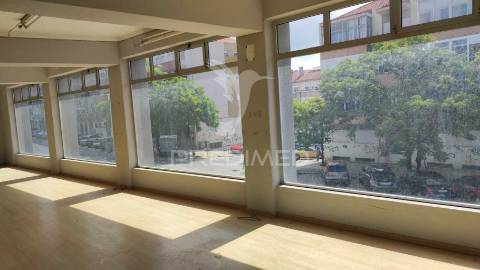 Hiper loja, centro almada, arrendada ( investimento )