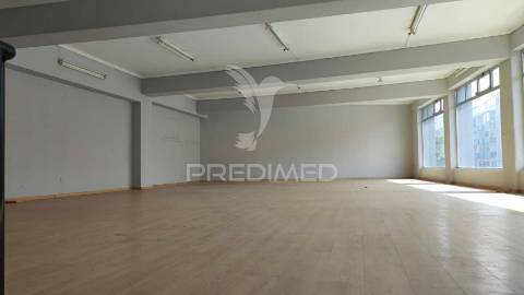 Hiper loja, centro almada, arrendada ( investimento )