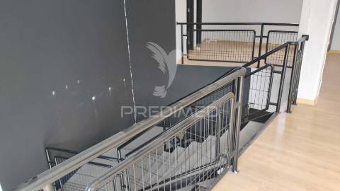 Hiper loja, centro almada, arrendada ( investimento )