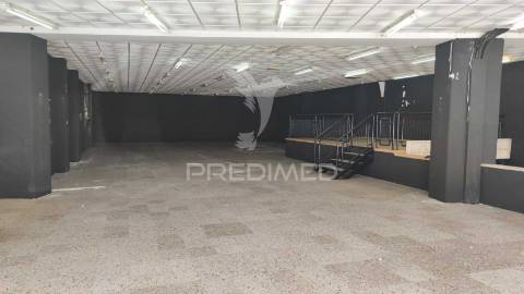 Hiper loja, centro almada, arrendada ( investimento )