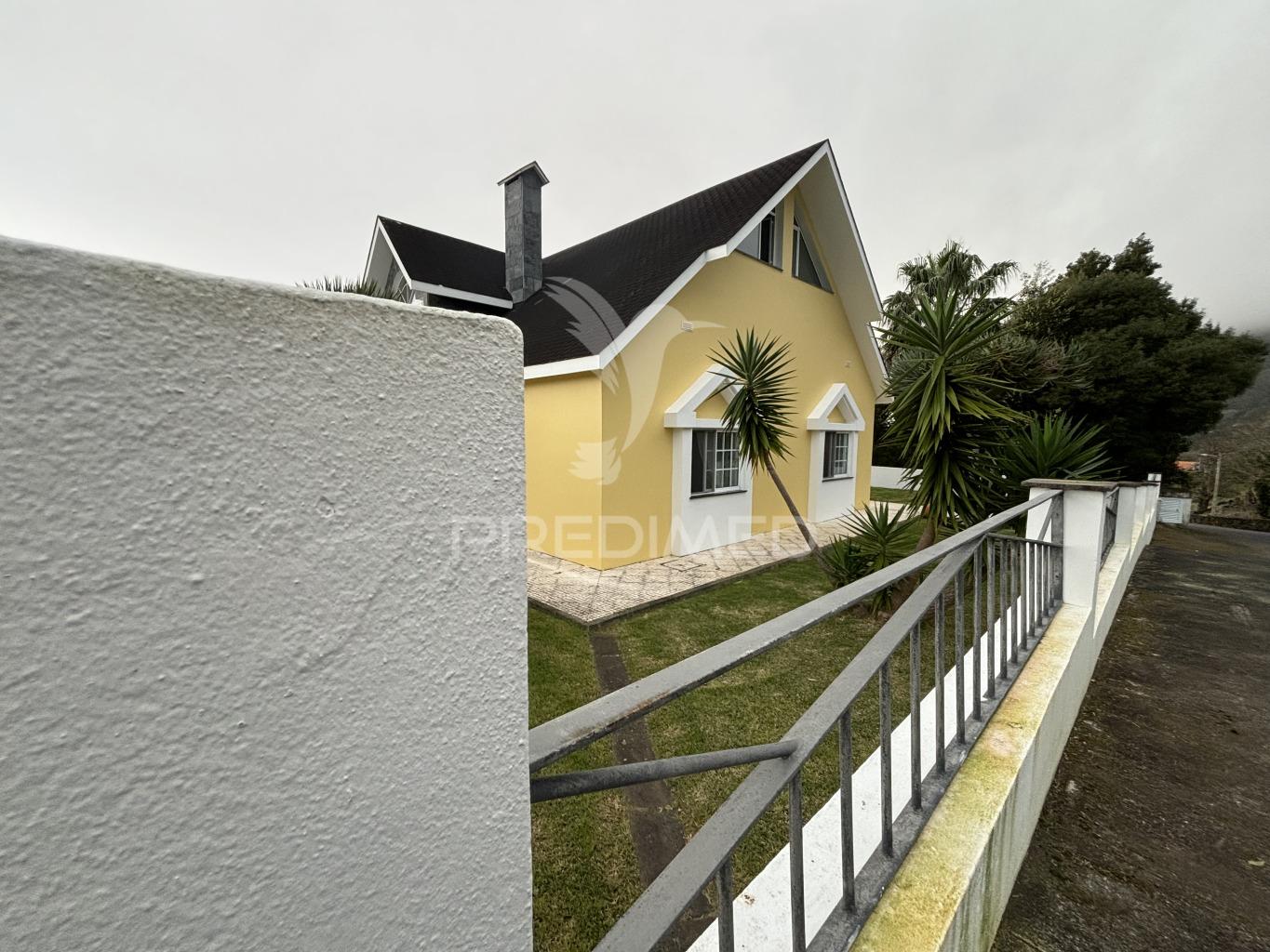 Moradia localizada na ribeira do nabo, freguesia da urzelina