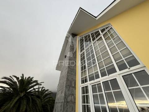 Moradia localizada na ribeira do nabo, freguesia da urzelina