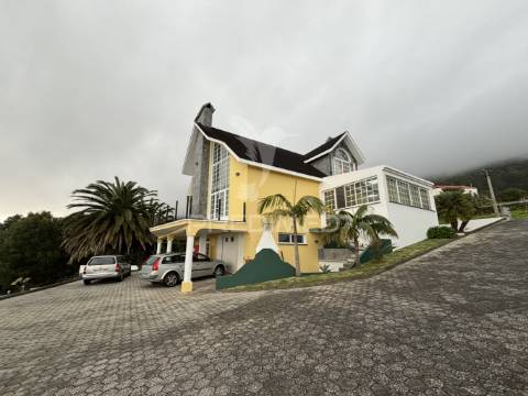 Moradia localizada na ribeira do nabo, freguesia da urzelina