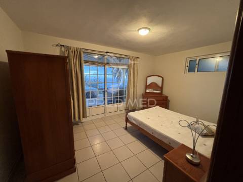 Moradia localizada na ribeira do nabo, freguesia da urzelina