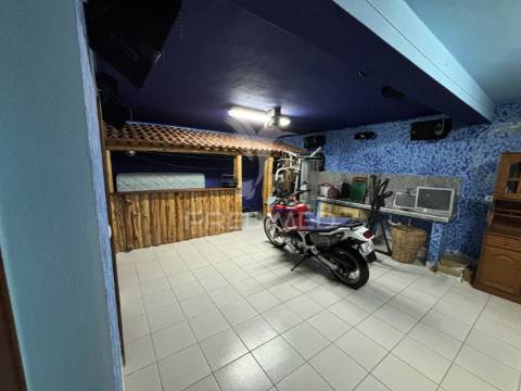 Moradia localizada na ribeira do nabo, freguesia da urzelina