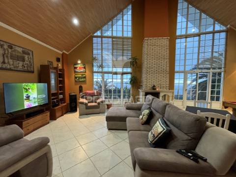 Moradia localizada na ribeira do nabo, freguesia da urzelina