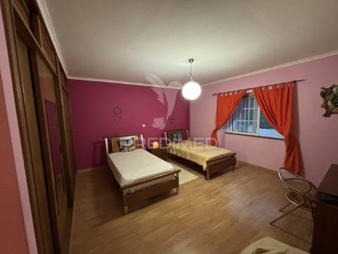 Moradia localizada na ribeira do nabo, freguesia da urzelina