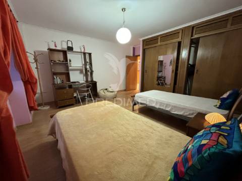 Moradia localizada na ribeira do nabo, freguesia da urzelina