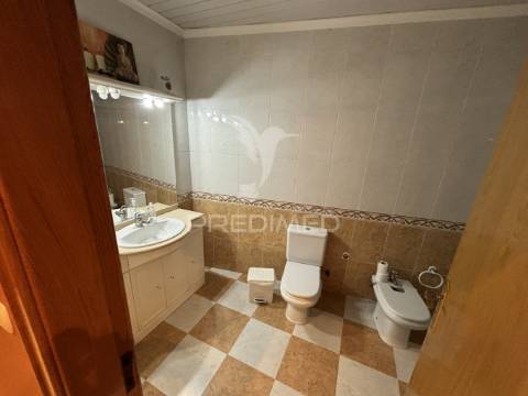 Moradia localizada na ribeira do nabo, freguesia da urzelina